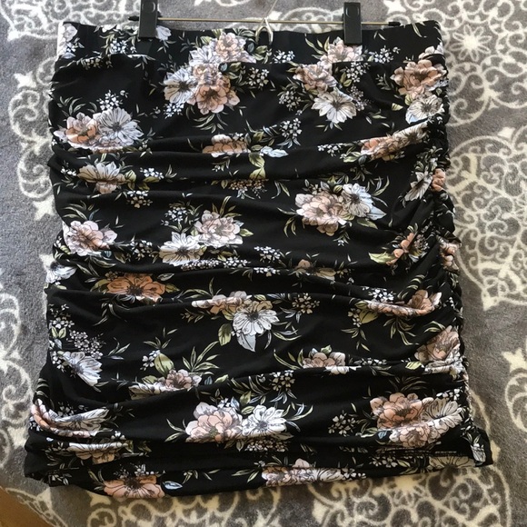 Torrid Floral knee length pencil skirt - Picture 3 of 6